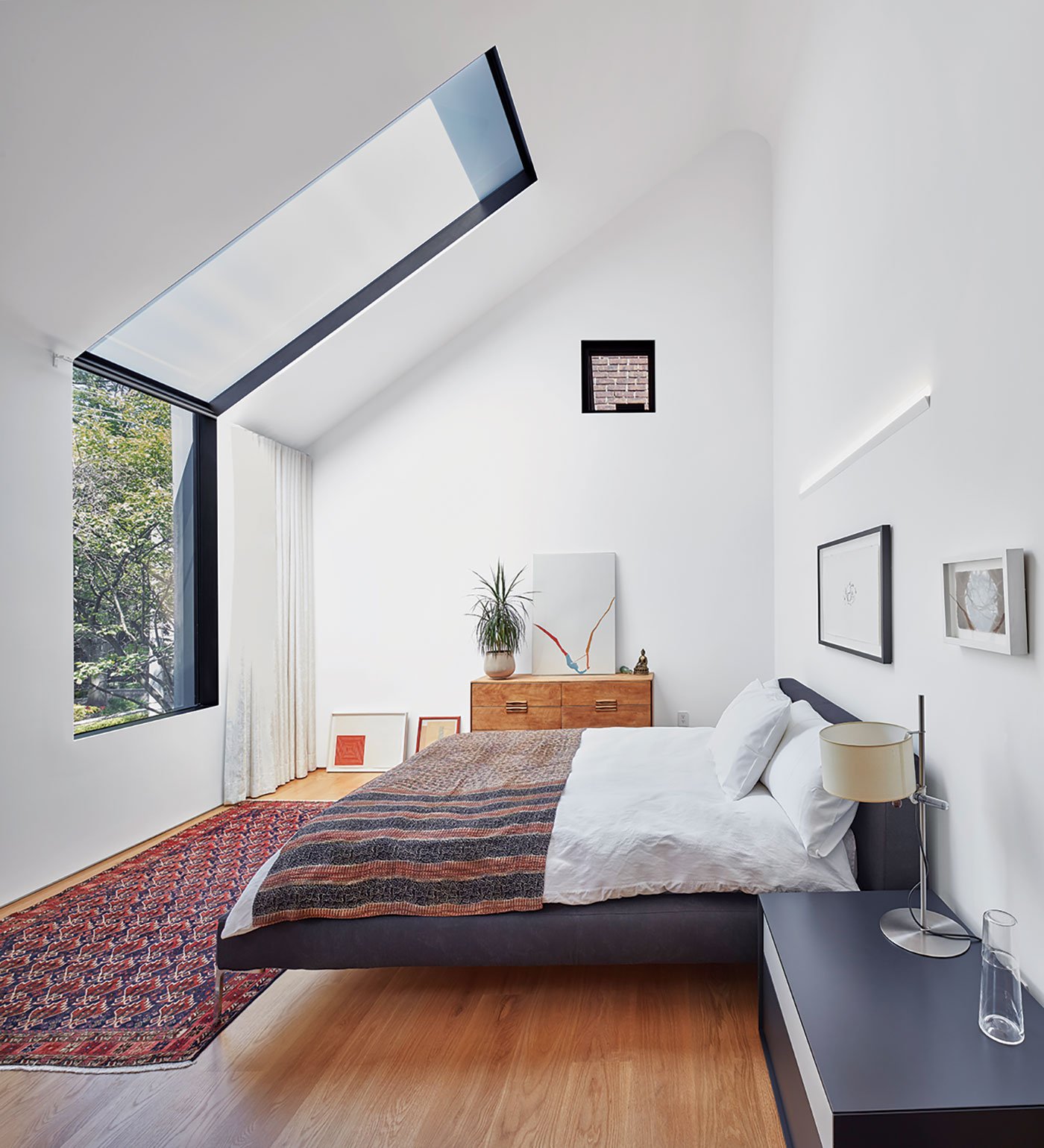 Sloped roof bedroom with skylight Tile House by Kohn Shnier Architects