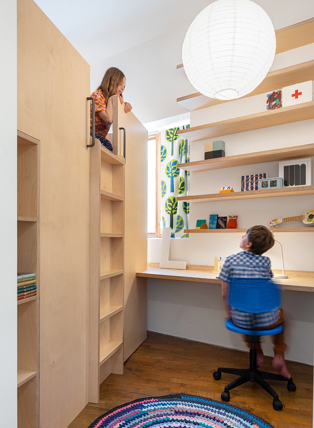 two kids talking, bedroom design ideas